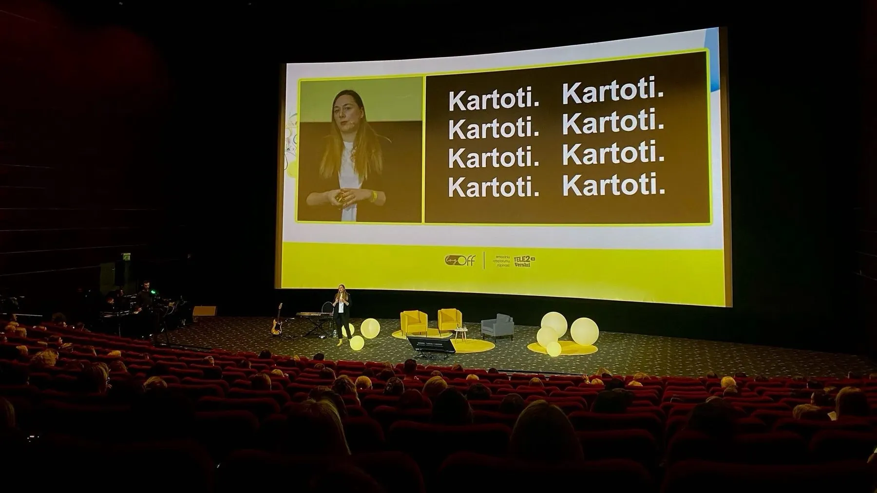 Dr. Dalia Bagdžiūnaitė kalba pilnoje LOGOFF konferencijos salėje